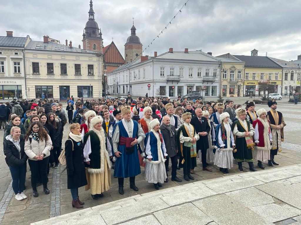 Zdjęcie Rynek - polonez 2024 (11)f4870f1b-9902-48ee-b454-b991a0fde143.jpg w galerii Polonez na sądeckim rynku